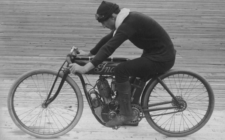 Le premier pilote moto d'usine