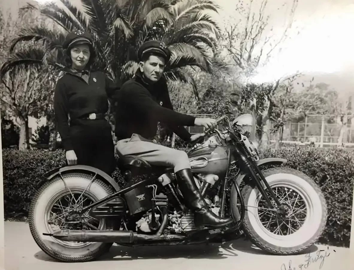 couple de bikers en Harley-Davidson Knucklhead bobber