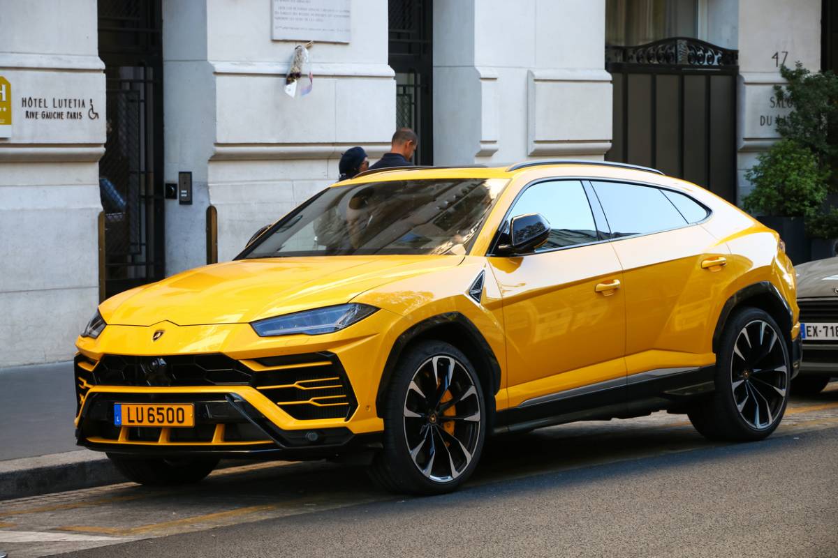 Voiture de grosse cylindrée ou de luxe