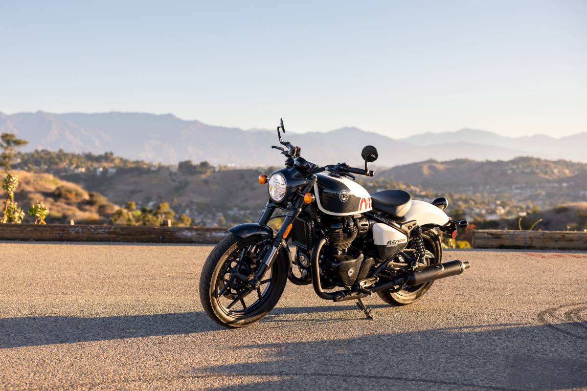 Royal Enfield Shotgun 650 blanche