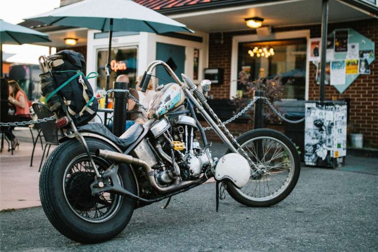 Sissy bar sur une moto style chopper