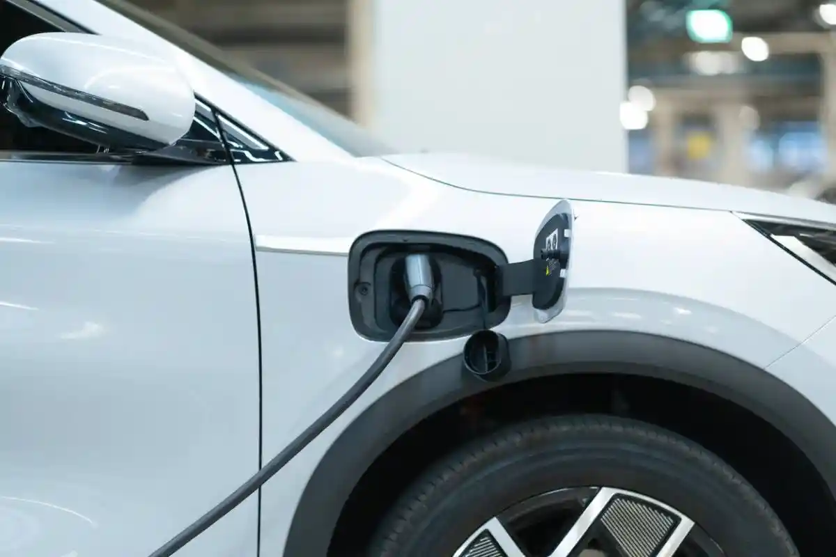 voiture hybride rechargeable mode électrique silencieux