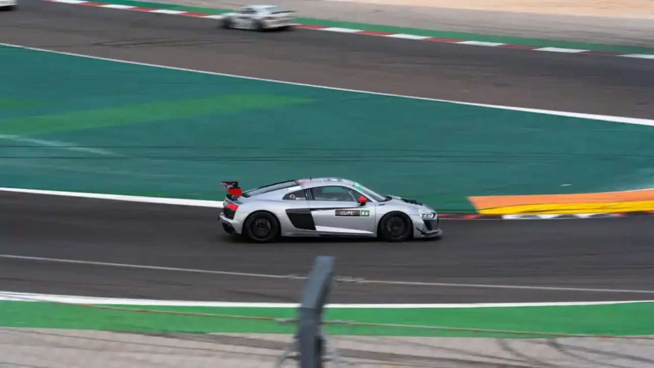 comportement d'une voiture sportive : le verdict du circuit. Audi R8 V10 sur piste